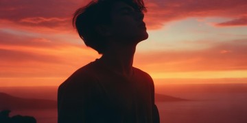 男生唱的样样红究竟是什么歌？